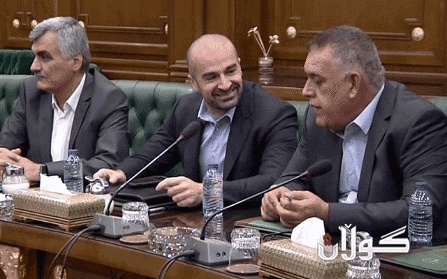 ئەندامێكی تاقمی 16ی ئۆكتۆبەری  مەڵبەندی کەرکووکی یەکێتی ڕێگری لە هەڵکردنی ئاڵای کوردستان دەکات 