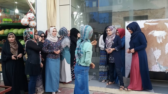 كچە خوێندکارەكانی سلێمانی دژی بژاردنی ١٠٠ ھەزار دینارەكە گردبوونەوە