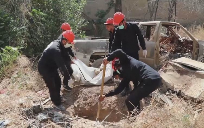 لە رەققە پێنج هەزار و 200 تەرم لە گۆڕە بەکۆمەڵەکان دەرهێندراون