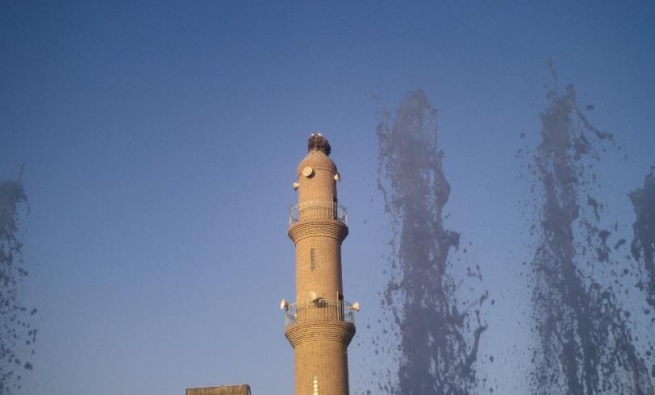 بریارە بەر لە جەژنی رەمەزان جووتێک حاجی لەقلەق ھێلانەکەی سەر منارەی مزگەوتی خانەقای پایتەخت  ئاوەدان بکەنەوە