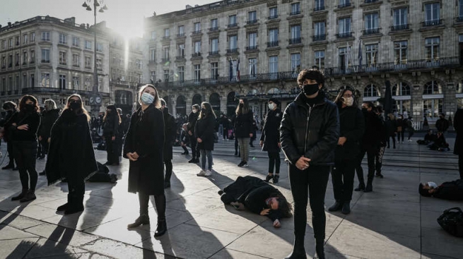 لێكۆڵینەوەیەك: كۆرۆنا بەھاكانی دیموكراتیەتی لە جیھان لەق كرد