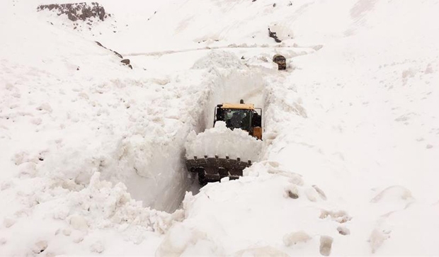 هەکاری؛ لە هەندێک شوێن چوار مەتر بەفر کەڵەکە بووە