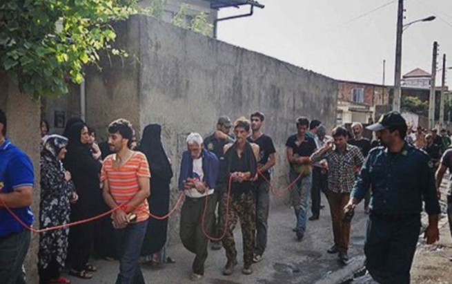 لە ئێران بەشێکی بەندکراوان بەنێو شەقامەکاندا دەسوڕێندرێنەوە و لێیان دەدرێت