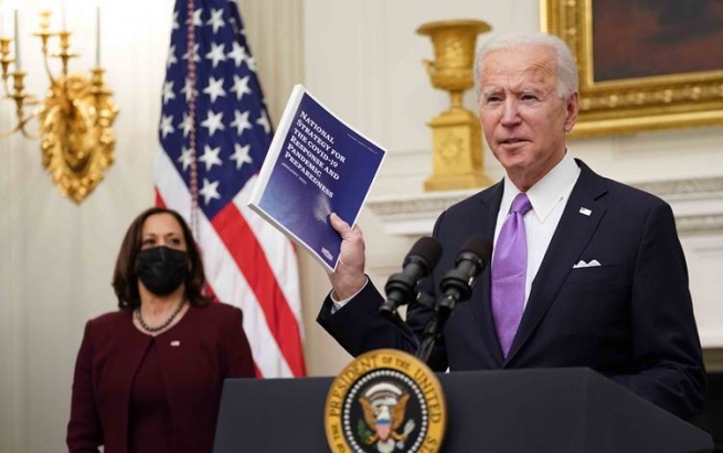 بایدن قەدەخەی گەشتکردنی لەسەر 13 وڵات هەڵوەشاندەوە