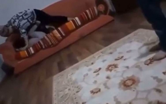 ژنێک هەوڵی خنکاندنی کچەکەی دەدات و دەستگیردەکرێت