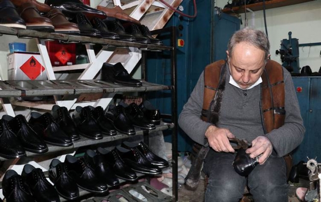 وەستایەک لە باکووری کوردستان زیاتر لە 40 ساڵە بەبێ ئامێری پێشکەوتوو پێڵاو دروستدەکات