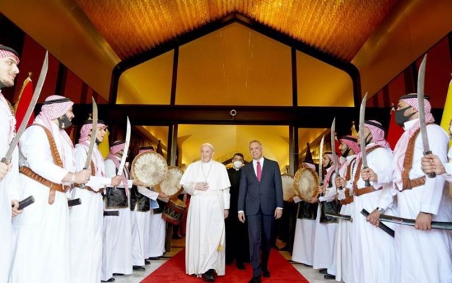 پاپا فرانسیس کە جەخت لە ئاشتی دەکاتەوە، لە بەغدا بە شمشێر پێشوازی لێکرا