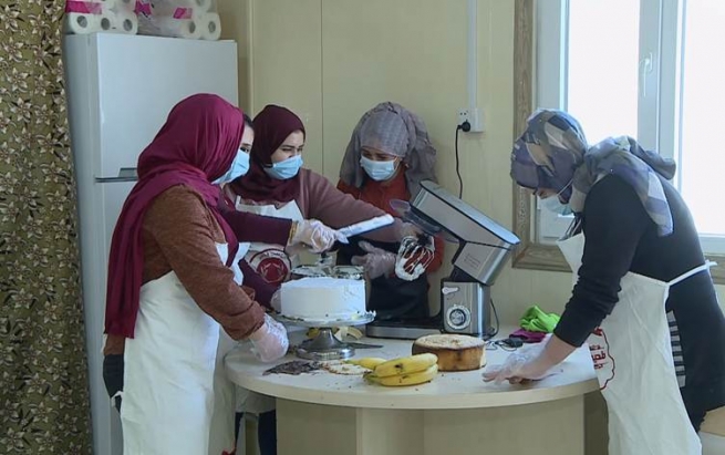 پێنج ئافرەتی پەنابەر لە کامپێکی دهۆک کارگەیەکی شیرینی دەکەنەوە