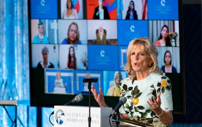 خانمی یەکەمی ئەمریکا 21 ژن خەڵات دەکات