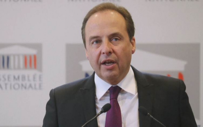 سەرۆکی پارتێکی فەرەنسا بە تۆمەتی چەکهەڵگرتن دەستبەسەرکرا