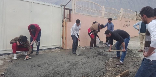 بەوێنە.. لە سۆران چەند قوتابییەک بەردەم قوتابخانەکەیان کۆنکرێت دەکەن 