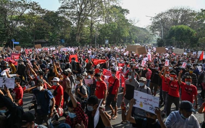 گوشارە نێودەوڵەتییەکان لەسەر سوپای میانمار زیاد دەبن