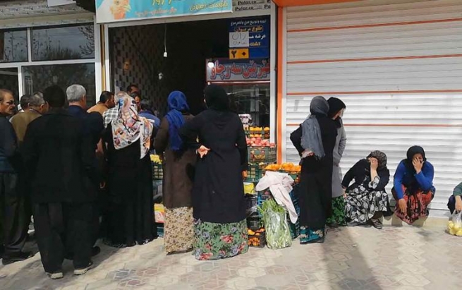 لە رۆژهەڵاتی کوردستان بەشێک لە خەڵک بۆ کڕینی مریشک ناودەنووسن