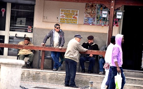  كۆچبەرانی دێرین بە پارە رێنمایی كۆچبەرانی نوێ‌ دەكەن 
