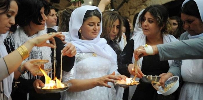 باشیك.. ئێزدیان ئیكه‌مێن چرایى نیشانگه‌ه خوه‌ ئایینى هه‌لگرن 