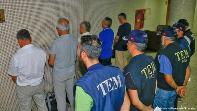 تورکیا نزیکەی پێنج هەزار فەرمانبەری دیکەی لەکار دەرکرد