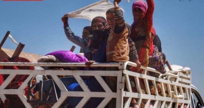 كه‌سوكارى چه‌كدارانى داعش به‌ ئاڵاى سپییه‌وه‌ ڕوو له‌ كه‌مپه‌كان ده‌كه‌ن