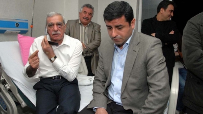 ئەحمەد تورک: بەشێكی دڵم لەنێو زیندان ماوەتەوە