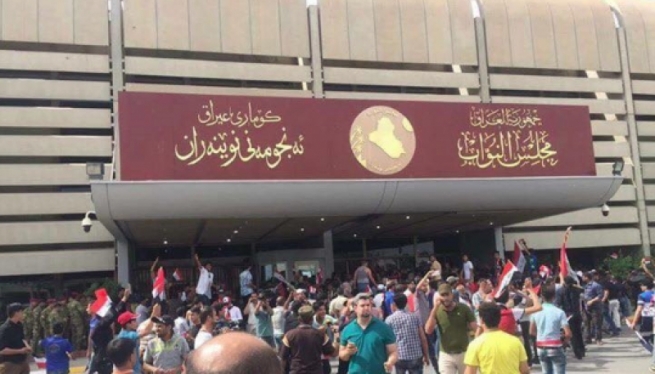 لە ترسی خۆپیشاندەران پەرلەمانی عێراق دادەخرێت