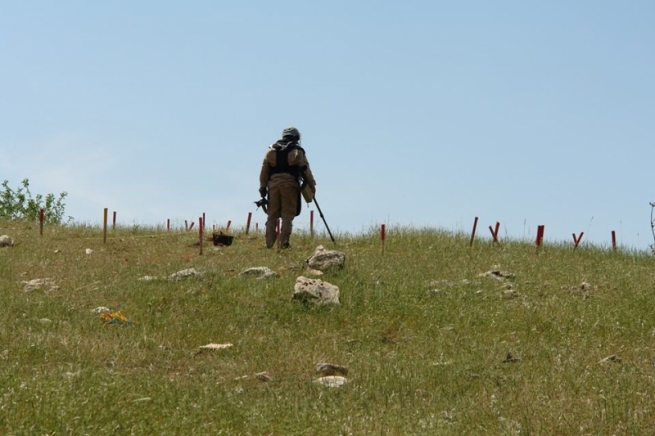 لە خازر مینێكی داعش بە مینلابەرێكدا تەقیەوە