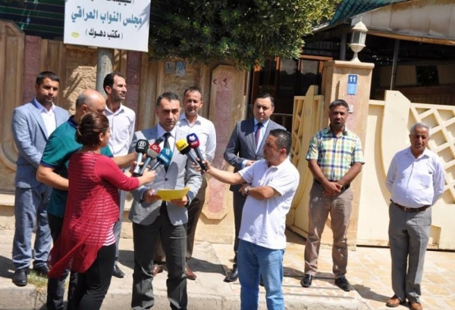 دهۆك.. په‌رله‌مانتارێن كورد بۆ خه‌لكێ به‌سرا ل سه‌ر جادێ راوه‌ستیان