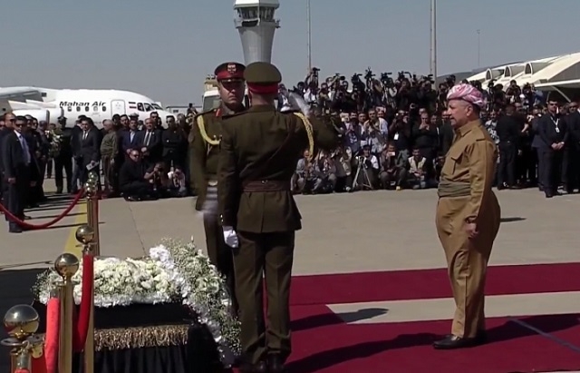  سەرۆکی هەرێمی کوردستان تاجەگوڵینەی لەسەر تەرمی مام جەلال دانا
