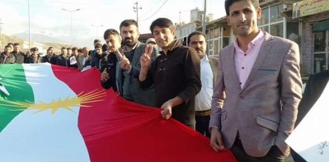 بەوێنە.. سیدەکان بەھەڵکردنی ئاڵای کوردستان وەڵامی سروە عەبدلواحید دەدەنەوە 