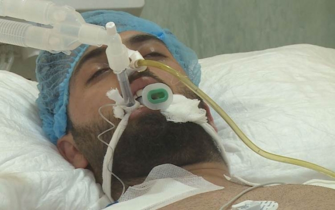 گەنجێک کۆسەرەی لە دەست بەردەبێتەوە و سک و هەناوی بڕیوە