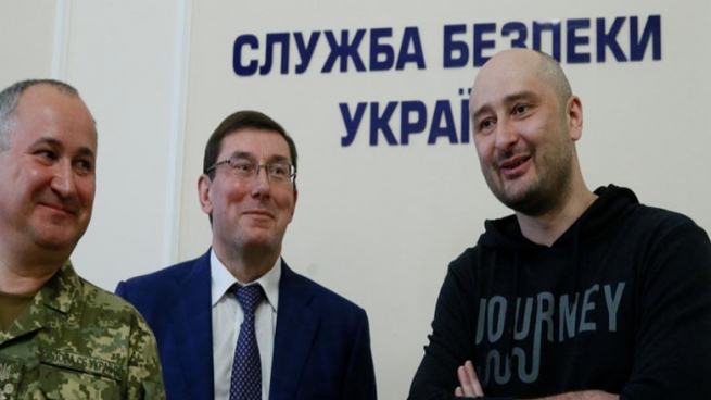 ئه‌و رۆژنامه‌نووسه‌ رووسييه‌ى دوێنێ وتيان كوژراوه‌ ئه‌مڕۆ له‌ كۆنگره‌يه‌كى رۆژنامه‌وانى ده‌ركه‌وت