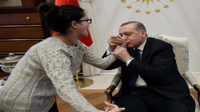 به‌ وێنه‌.. ئه‌ردۆغان سۆزى بۆ كچه‌ به‌هره‌مه‌ندێكى وڵاته‌كه‌ى به‌م جۆره‌ ده‌رده‌بڕێت