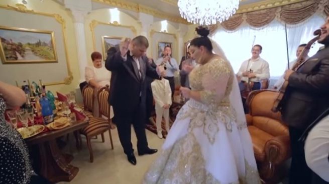 ژن و پياوێكى قه‌ره‌چ به‌ ئاهه‌نگى هاوسه‌رگيرييان جيهانيان سه‌رسامكرد