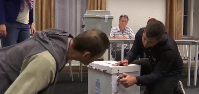 هه‌نگاريا له‌ باره‌ى وه‌رگرتنى 2 هه‌زار په‌نابه‌ره‌وه‌ ريفراندۆم ئه‌نجام ده‌دات