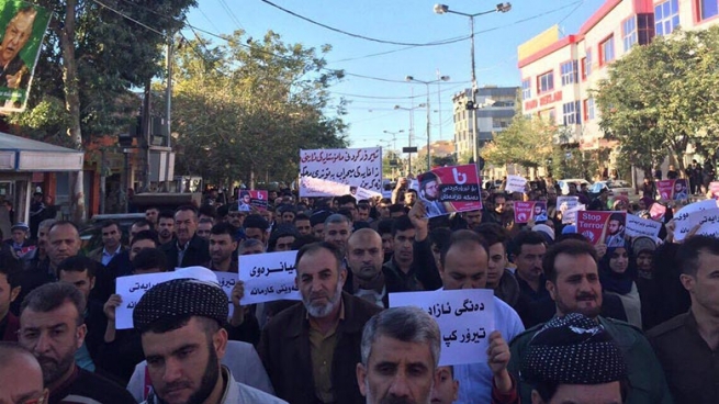  به‌ وێنه‌.. له‌ كه‌لار خۆپيشاندانێك بۆ ئيدانه‌ى تيرۆركردنى مامۆستا هۆشيار ئه‌نجامدرا