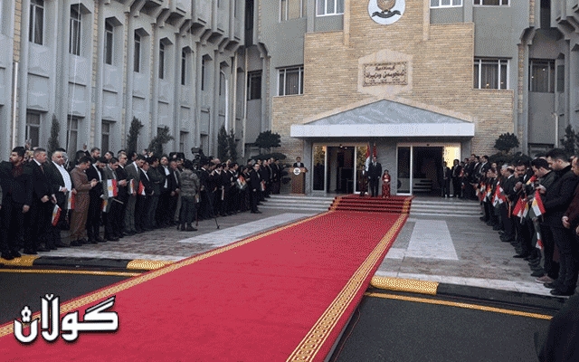  مەسرور بارزانی لەگەڵ کەسوکاری شەهیدان رۆژی ئاڵای کوردستان بەرز رادەگرێت 