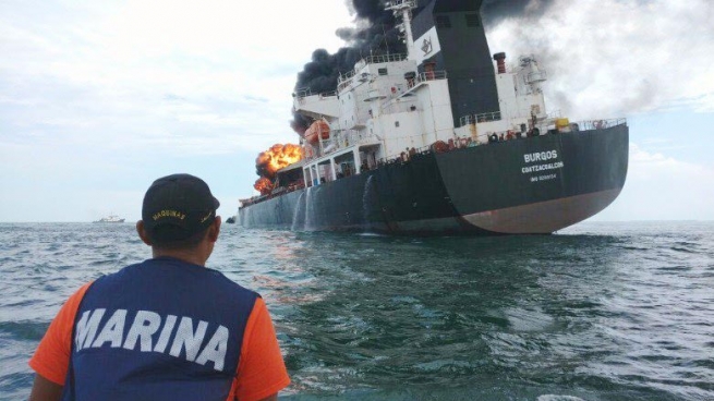 كه‌شتيیه‌كی نه‌وتهه‌ڵگر ئاگری گرت