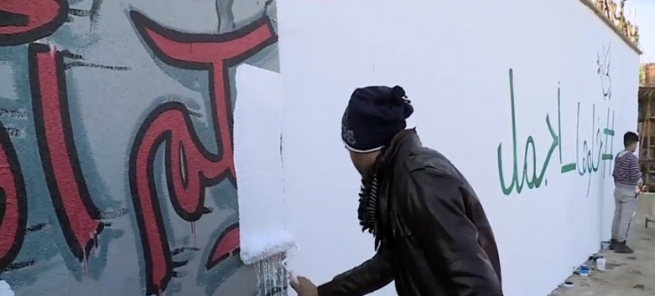 گەنجانی مووسڵ تابلۆ و دروشمەكانی داعش دەسڕنەوە