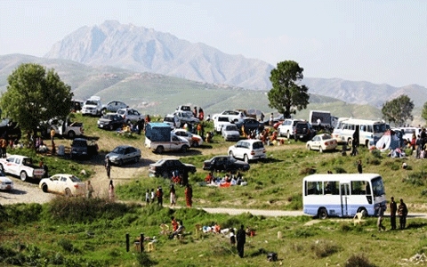لە سەیران ئۆتۆمبێلێک خۆی دەکات بەناو خێزانێکدا، گەنجێک گیانی لەدەستدا 