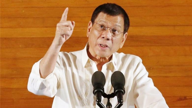  سه‌رۆكی فلیپین هه‌ڕه‌شه‌یه‌كی 