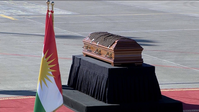 ئێزدییه‌كان پارچه‌ قوماشێك به‌سه‌ر ته‌رمی میره‌ كۆچكردووه‌كه‌یاندا ده‌ده‌ن