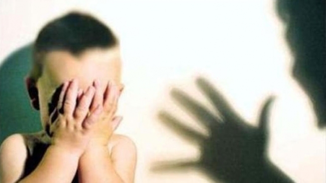 له‌ كه‌لار باوکیک هەوڵی خنکاندنی منداڵەکەی دەدات