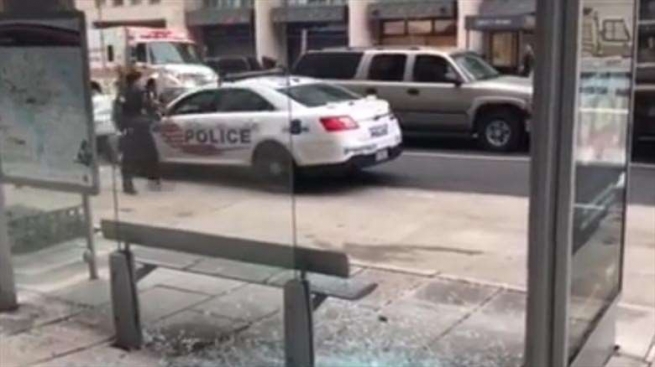 خۆپیشاندان له‌ دژی ترامپ به‌رده‌وامه‌ و دوو پۆلیس بریندارن