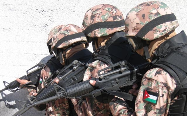 پێنج ئەفسەری هەواڵگریی ئوردنی لە هێرشێکی چەکداریدا لە نزیک سنوری عەممان کوژران.