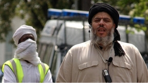 ئەبو حەمزە بە هاوکاری رێکخراوە تیرۆریستییەکان تاوانبار کرا