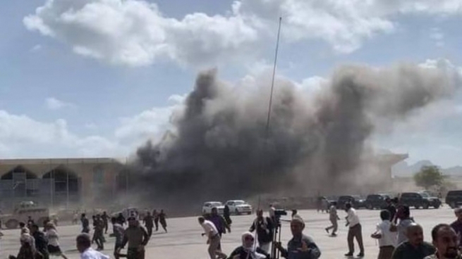 لە فڕۆکەخانەی عەدەن سێ تەقینەوە ڕوویان دا