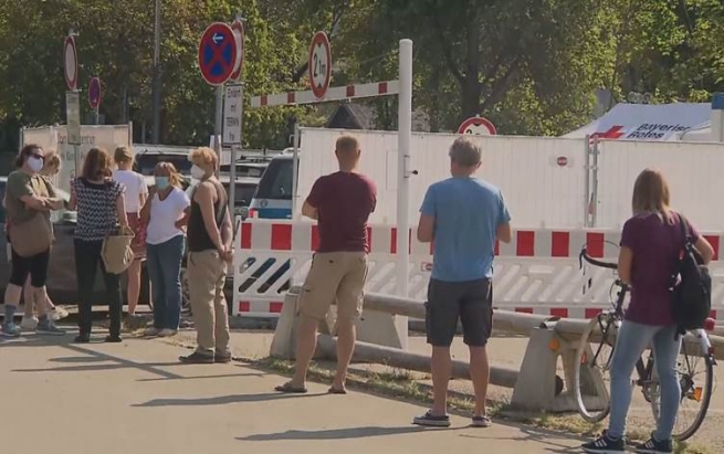 پۆلیسی ئەڵمانیا بە تۆمەتی تووشکردنی خەڵک بە کۆرۆنا سزای کچێکی ئەمریکی دەدات