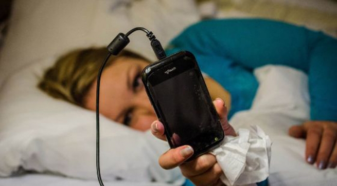 تەماشاکردنی مۆبایل لە تاریکی شەودا ئەگەری کوێربوونی هەیە