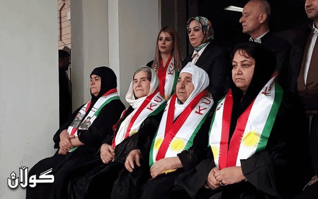 دوو منداڵی شەهیدێکی دەستی داعش ئاڵای کوردستان لە ئەنجوومەنی وەزیران بەرزدەکەنەوە 