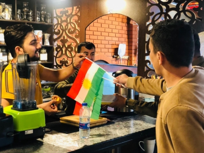 لە ساڵیادی لەدایكبوونی بارزانیی نەمردا لەكەلار ئاڵای كوردستان و شیرینی دابەش كرا