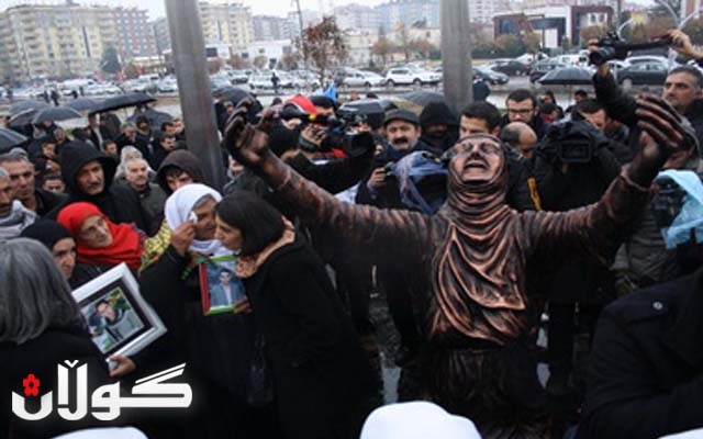  پەردە لە سەر پەیكەری رۆبۆسكی لە ئامەد لا درا 