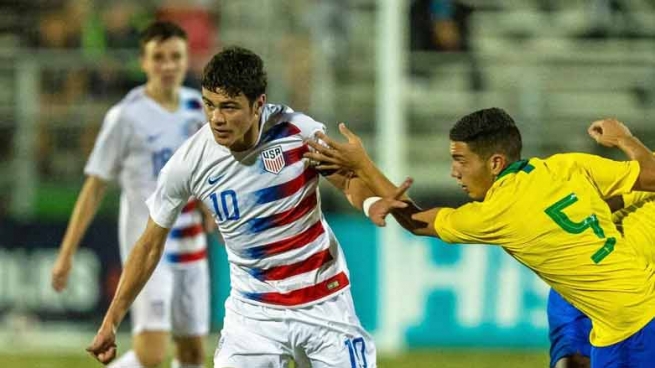  كوڕی ئه‌ستێره‌یه‌كی تۆپی پێ په‌یوه‌ندی به‌ دۆرتمۆند كرد